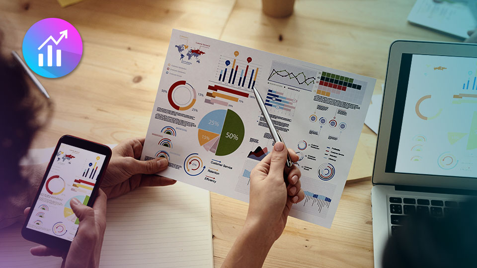 Personas analizando estadísticas para planificar en redes sociales